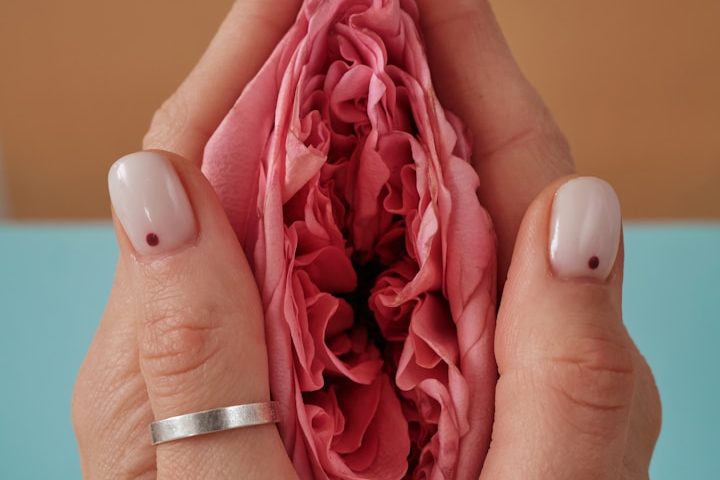 Gestapelte Steine mit verschwommenem Hintergrund und sanften Lichtreflexionen.