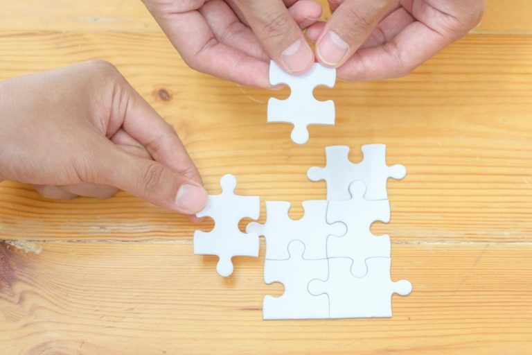 Gestapelte Steine mit verschwommenem Hintergrund und sanften Lichtreflexionen.